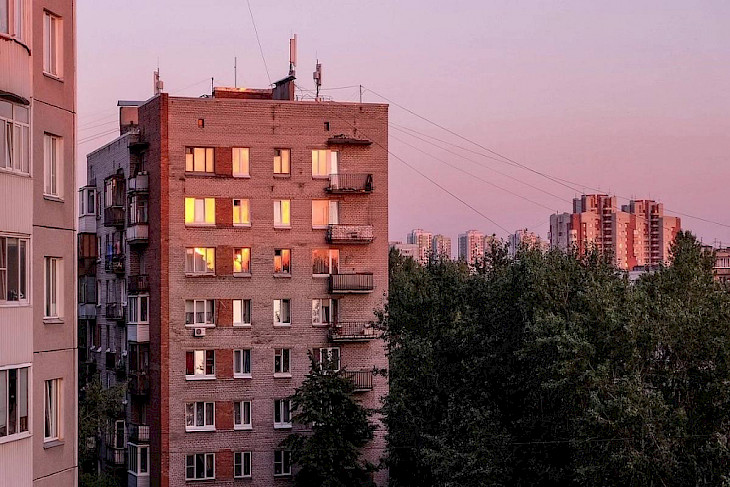 17 жаштагы кыз 7-кабаттан кулап каза болду