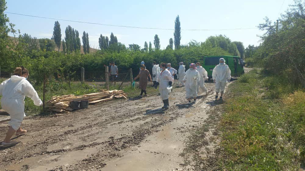 200дөн ашык дарыгер селден жабыркагандарга жардам көрсөтүүдө