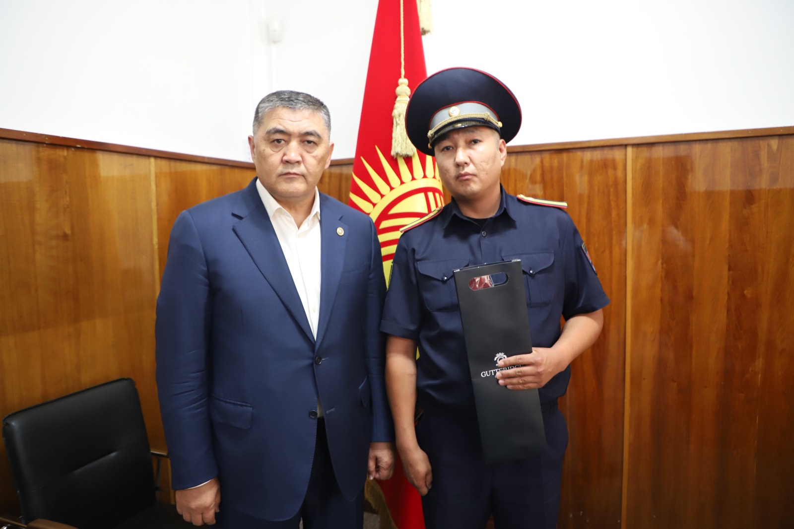 Таң эрте жумушка чыккан кайгуулчуну Ташиев 100 миң сом менен сыйлады