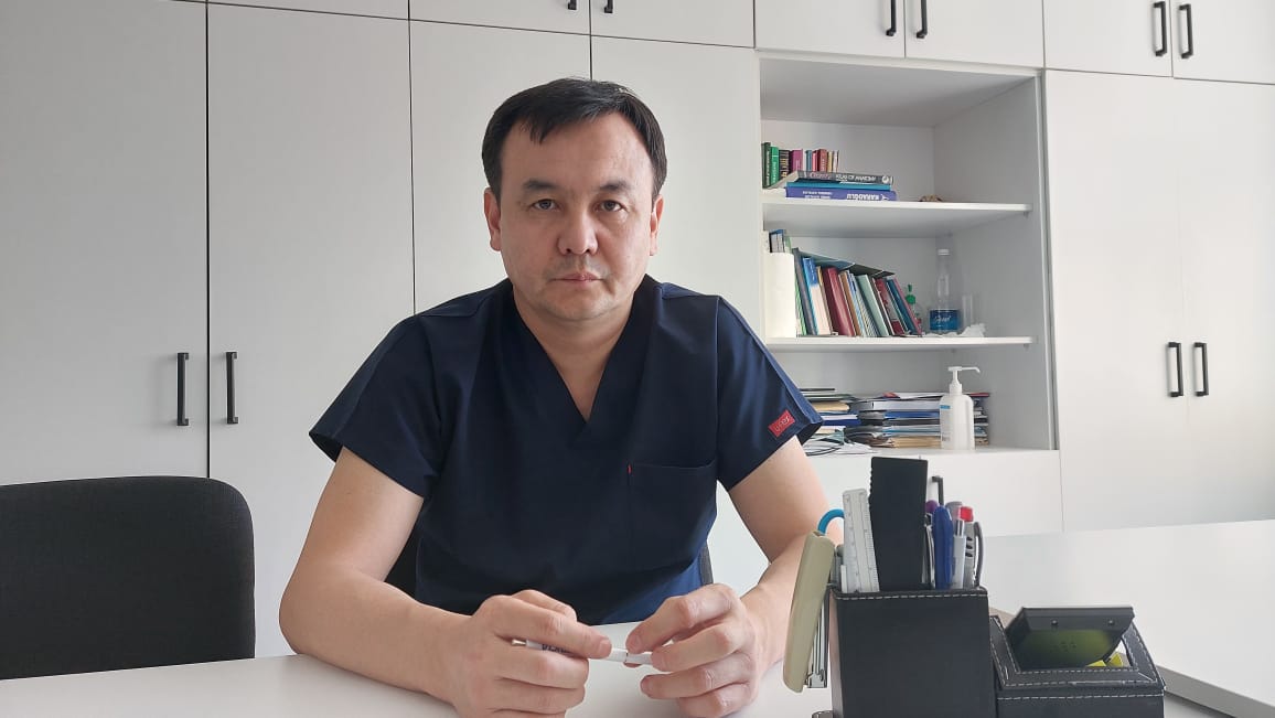 «Жумасына бир бейтаптын бөйрөгүн алмаштырып жатабыз». Дарыгер-хирург менен болгон маек