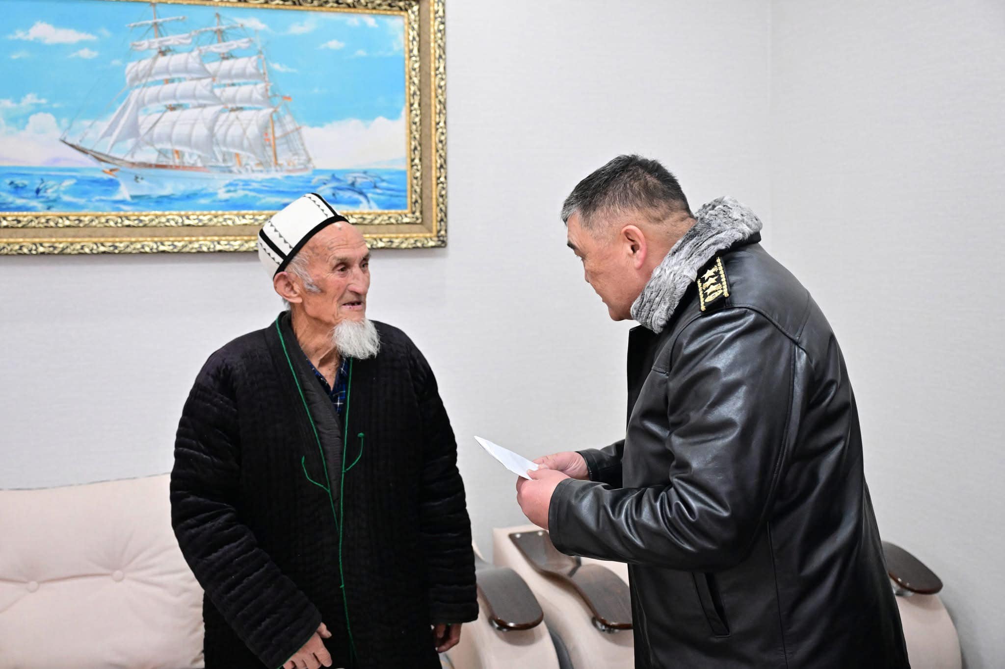 Камчыбек Ташиев Баткенде төрт жыл мурун үйү өрттөлгөн аксакал менен жолукту