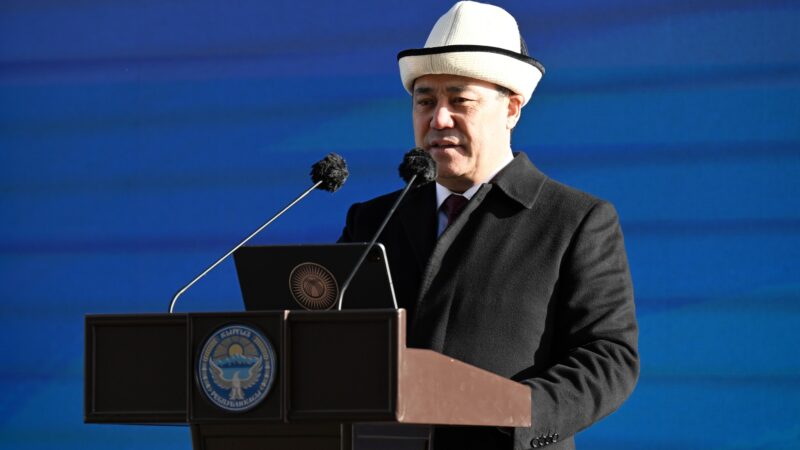 Садыр Жапаров алгачкы ипотекалык батирлердин ачкычтарын тапшырды
