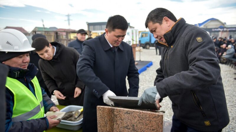 Ак-Ордо конушунда мектептин курулушу мезгил кутусу салынды