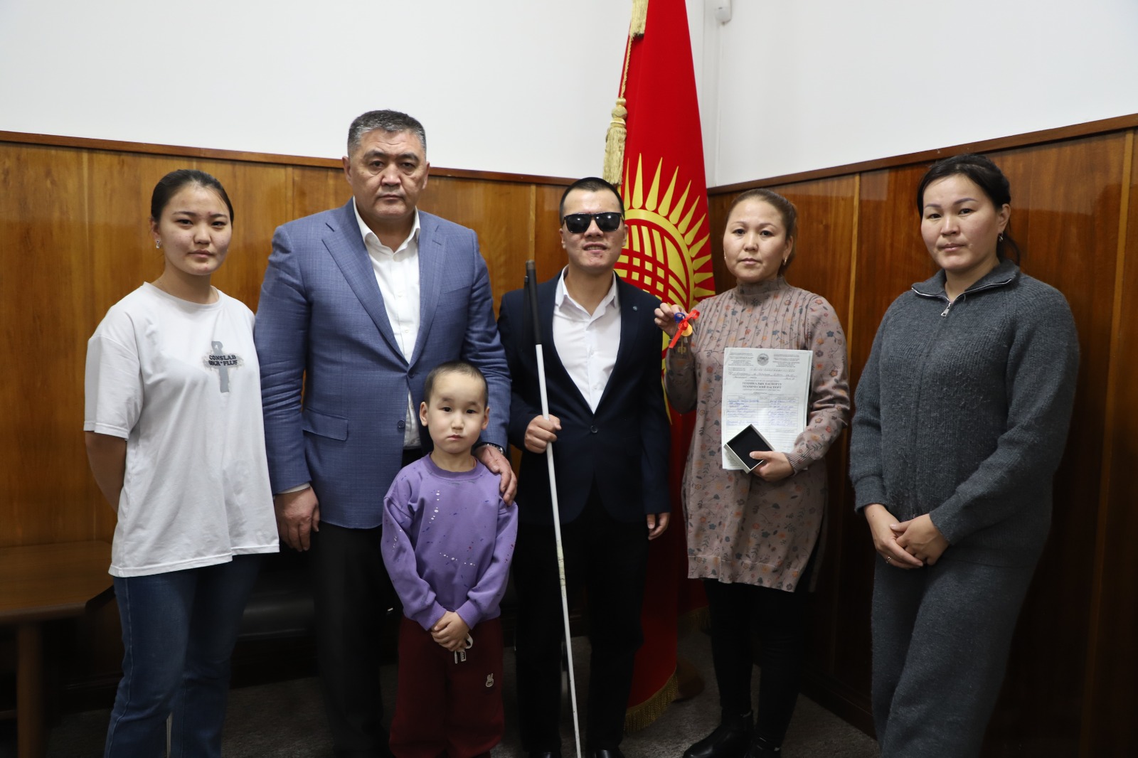Ташиев жардам сурап кайрылган бир туугандарга батирдин ачкычын тапшырды