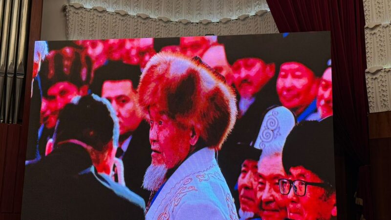 Элдик курултайдын эң улуу делегатына президенттин атынан белек тапшырылды
