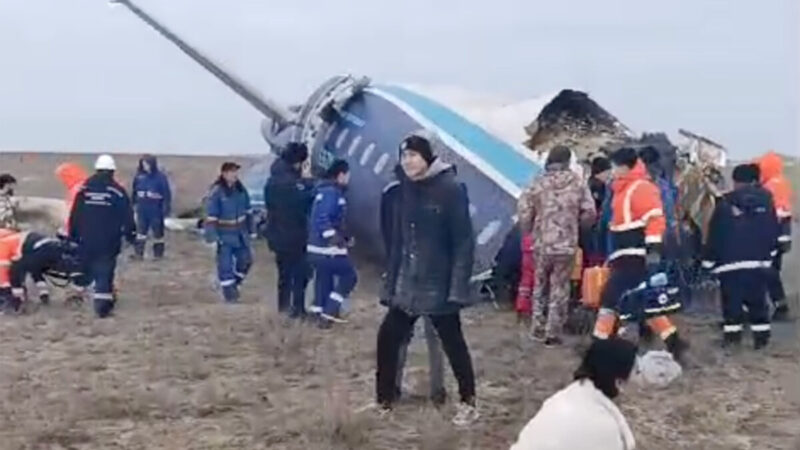 Казакстанда кулаган учактын кырсыктаган учуру видеого түшүп калган