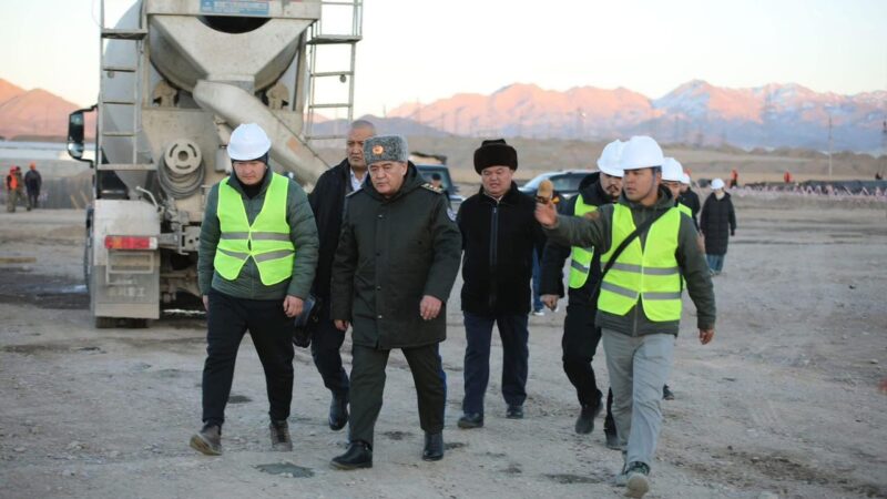 Камчыбек Ташиев Баткенде курулуп жаткан ипотекалык үйлөрдүн курулушун текшерди