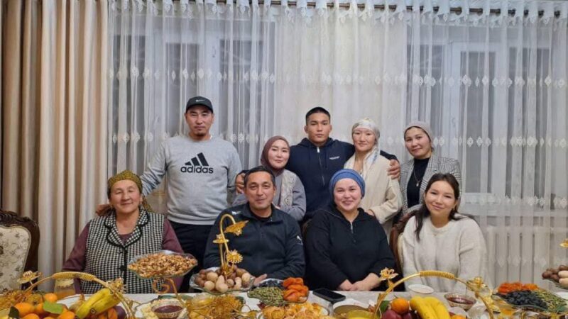 Айсулуу Тыныбекованын жоолук салынган сүрөтү көпчүлүктү суктандырды