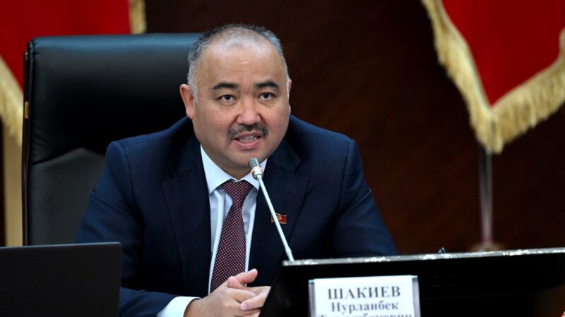 Төрага Шакиев жаңы жылдан тарта фамилиясын өзгөртөрүн айтты