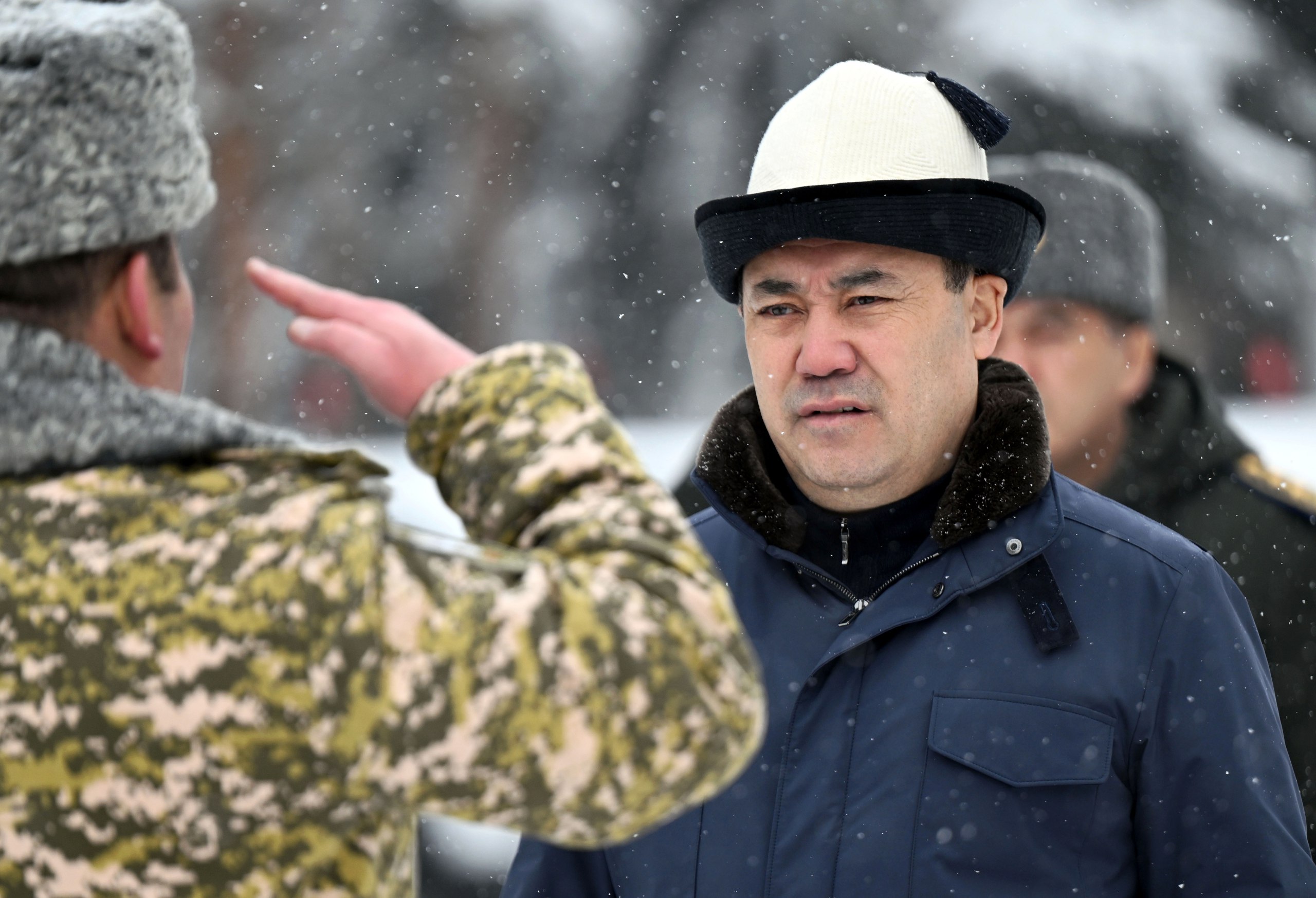 Садыр Жапаров Караколдогу жаңыланган аскер бөлүгүнө барды