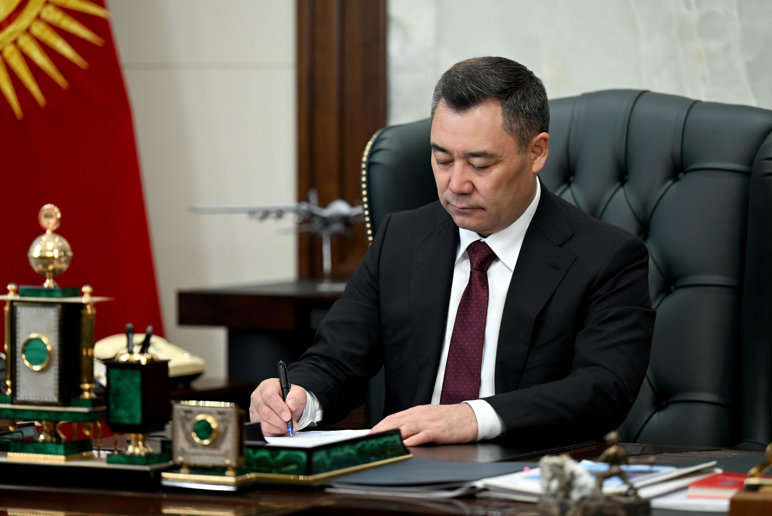Президент “Улуттук дем – дүйнөлүк бийиктик” уңгужолун бекитүү жөнүндө жарлыкка кол койду