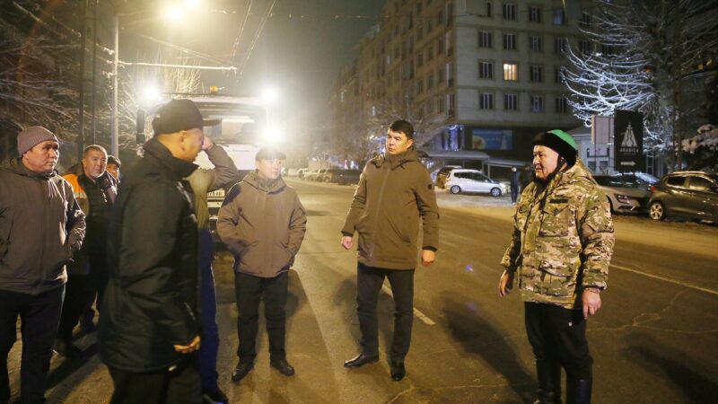 Оштун жаңы мэри жолдорду кардан тазалоо иштерин текшерип чыкты