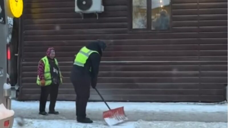 Жүрөк жылытат. Тазалыкчы апага жардам берген милиция