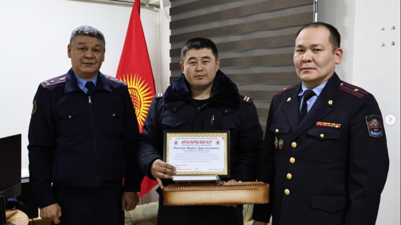 Тазалыкчы апага кар күрөшкөн жол тескөөчүгө ыраазычылык кат тапшырылды