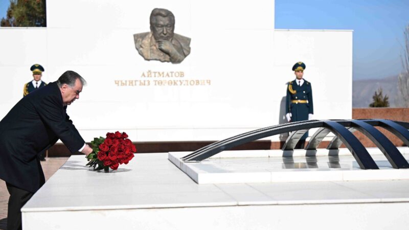 Эмомали Рахмон «Ата-Бейит» тарыхый-мемориалдык комплексине барды