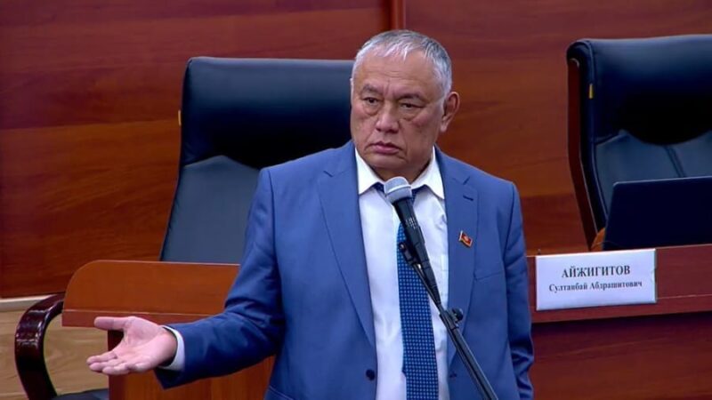 Султанбай Айжигитов депутаттык мандатынан ажыратылды