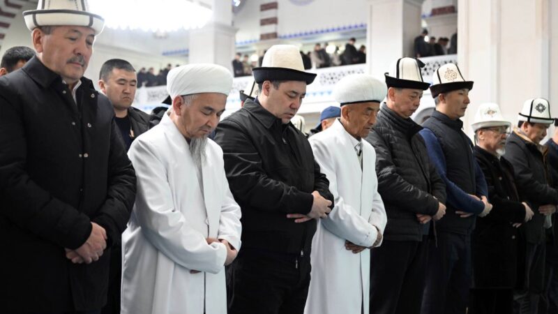 Садыр Жапаров Имам Сарахси атындагы мечитте айт-намазга катышты