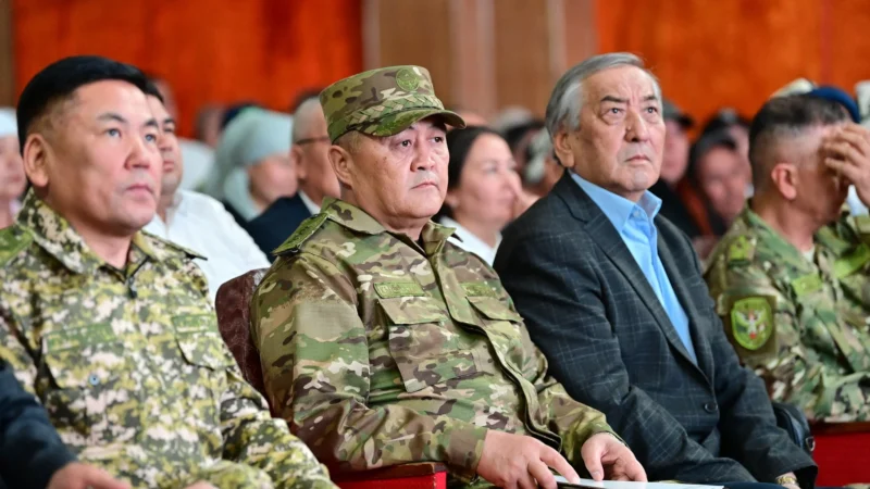 Камчыбек Ташиев Айдаркен шаарында жергиликтүү тургундар менен жолукту