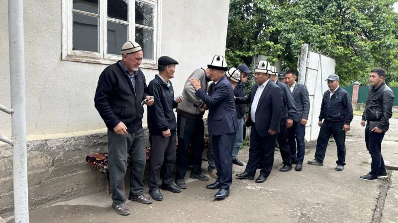 Оштун мэри Кара-Кулжада каза болгон келиндин балдарына жардам берүүнү убадалады