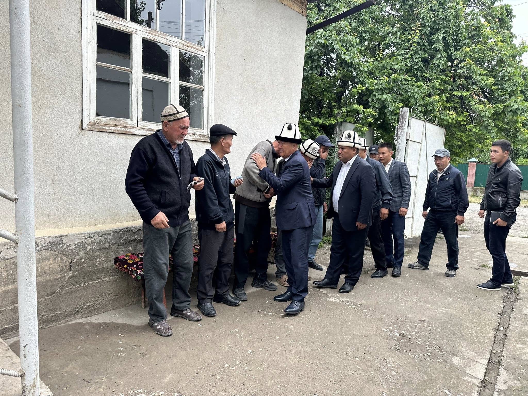 Оштун мэри Кара-Кулжада каза болгон келиндин балдарына жардам берүүнү убадалады