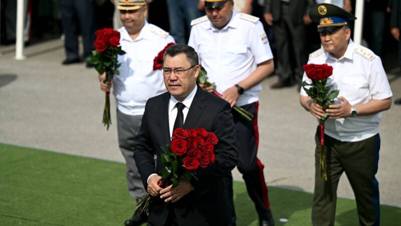 Садыр Жапаров чек араны коргоодо курман болгон жоокерлердин эстелигин ачты