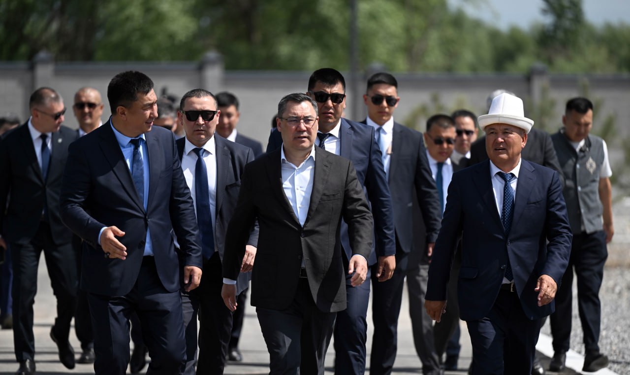 Президент Садыр Жапаров Сузакта жаңы салынган саркынды сууларды тазалоочу комплекс менен таанышты