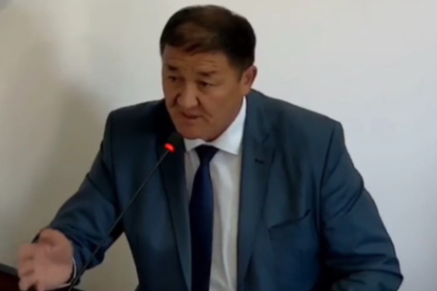 “Иштеген кишинин колу ушундай болот”. Вице-мэркүнгө күйгөн билегин көрсөттү