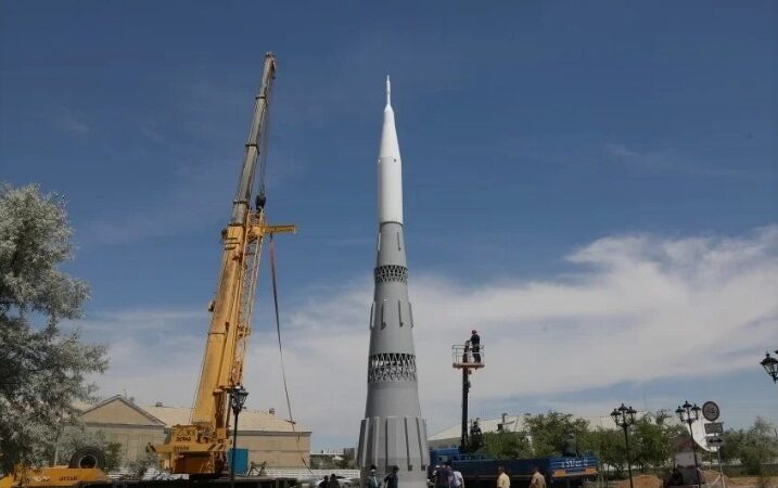 Байконурдагы космодромго дүйнөдөгү эң чоң ракета орнотулду