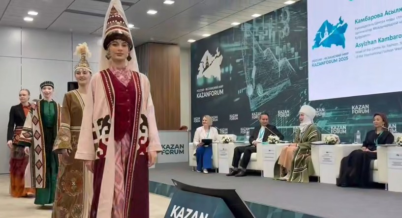Татарстанда өтүп жаткан форумда кыргыздын улуттук кийимдери көрсөтүлдү