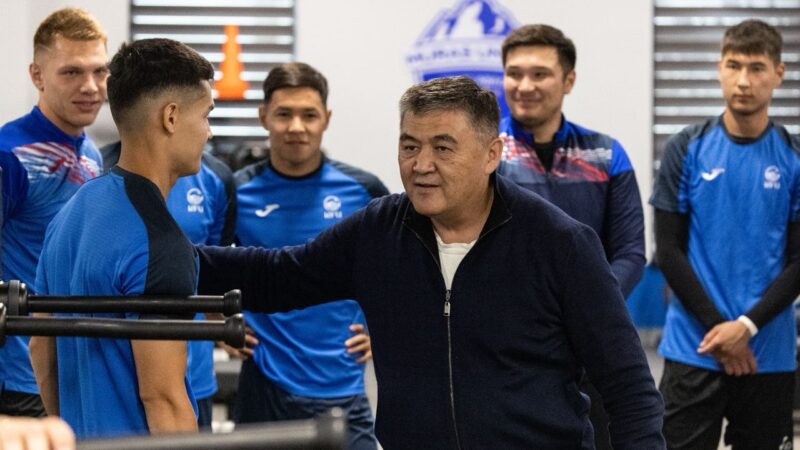 Камчыбек Ташиев футбол боюнча улуттук курама команданын оюнчулары менен жолукту