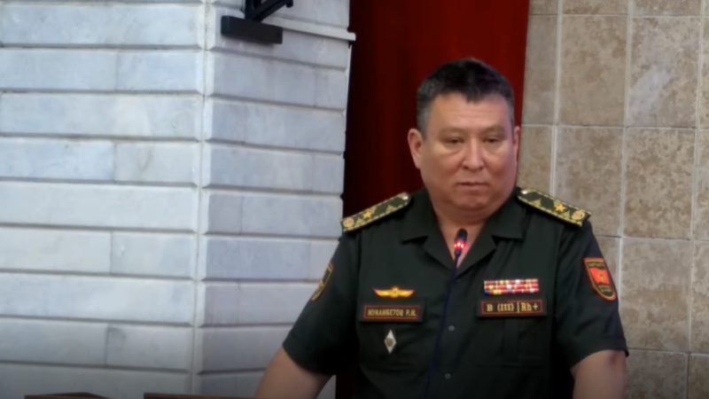 Мукамбетов: Армияда «дедовщина» маселеси курч эмес