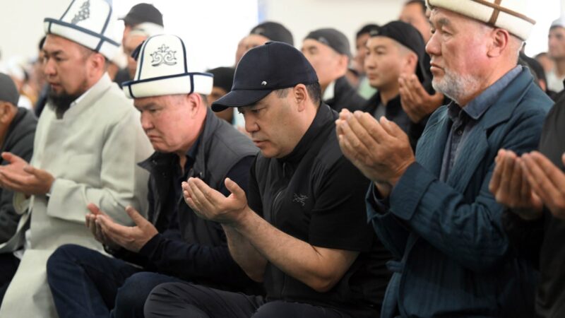 Президент Курман айт майрамына карата окулган Айт намазга катышты