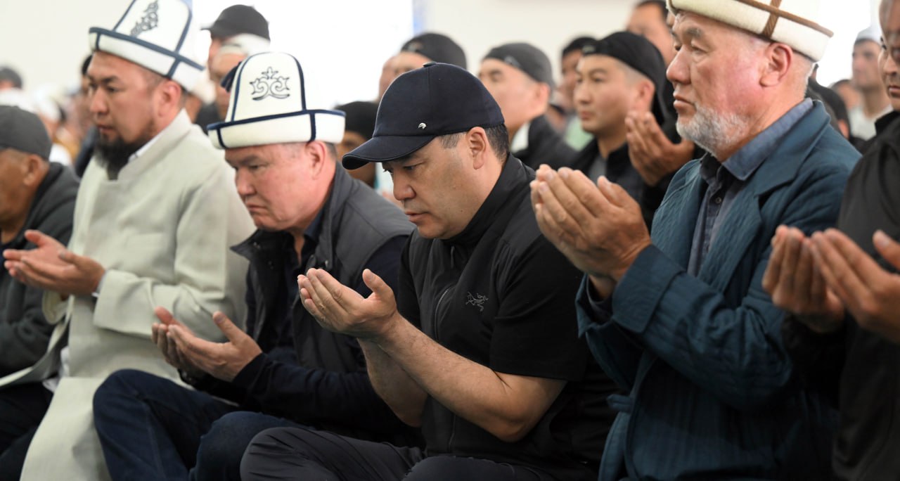 Президент Курман айт майрамына карата окулган Айт намазга катышты