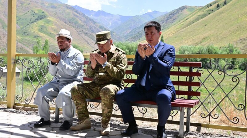 Камчыбек Ташиев Ыдырыс пайгамбардын кадам-жайына зыярат кылды