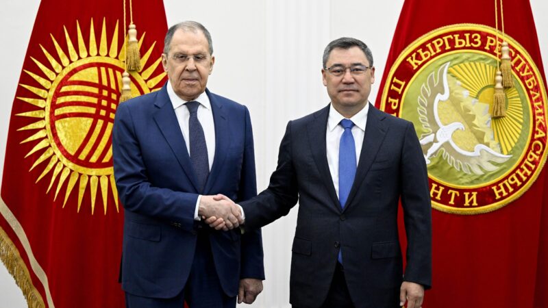 Садыр Жапаров Россиянын Тышкы иштер министри Сергей Лавровду кабыл алды