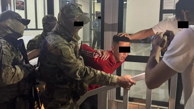 Токмокто 20 жаштагы жигитти сабаган шектүүлөр кармалды