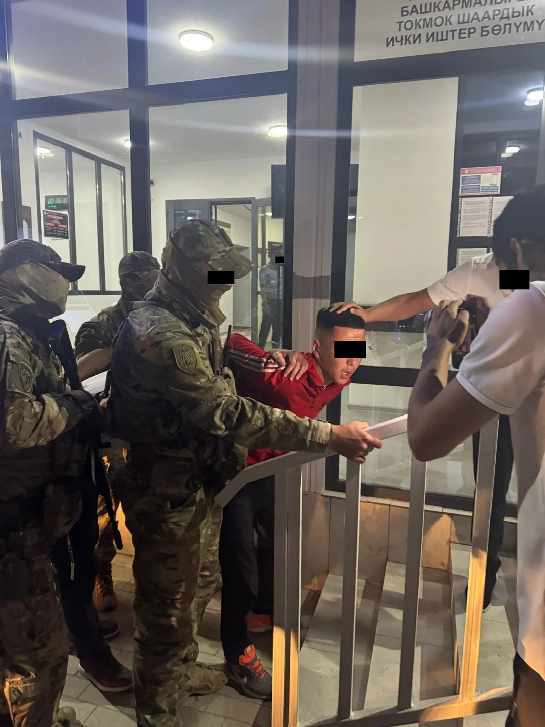 Токмокто 20 жаштагы жигитти сабаган шектүүлөр кармалды