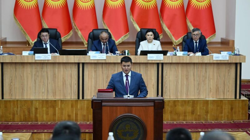 Жогорку Кеңеште жети министр ант берди