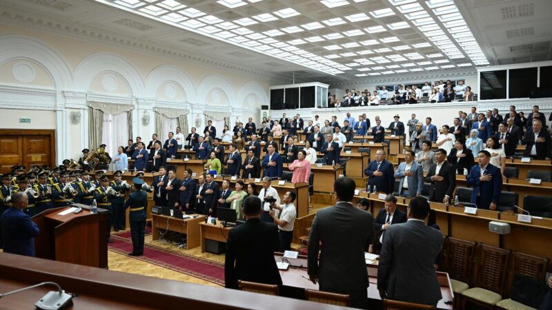 Жогорку Кеңештин депутаттары 2 айлык тыныгууга чыгышты