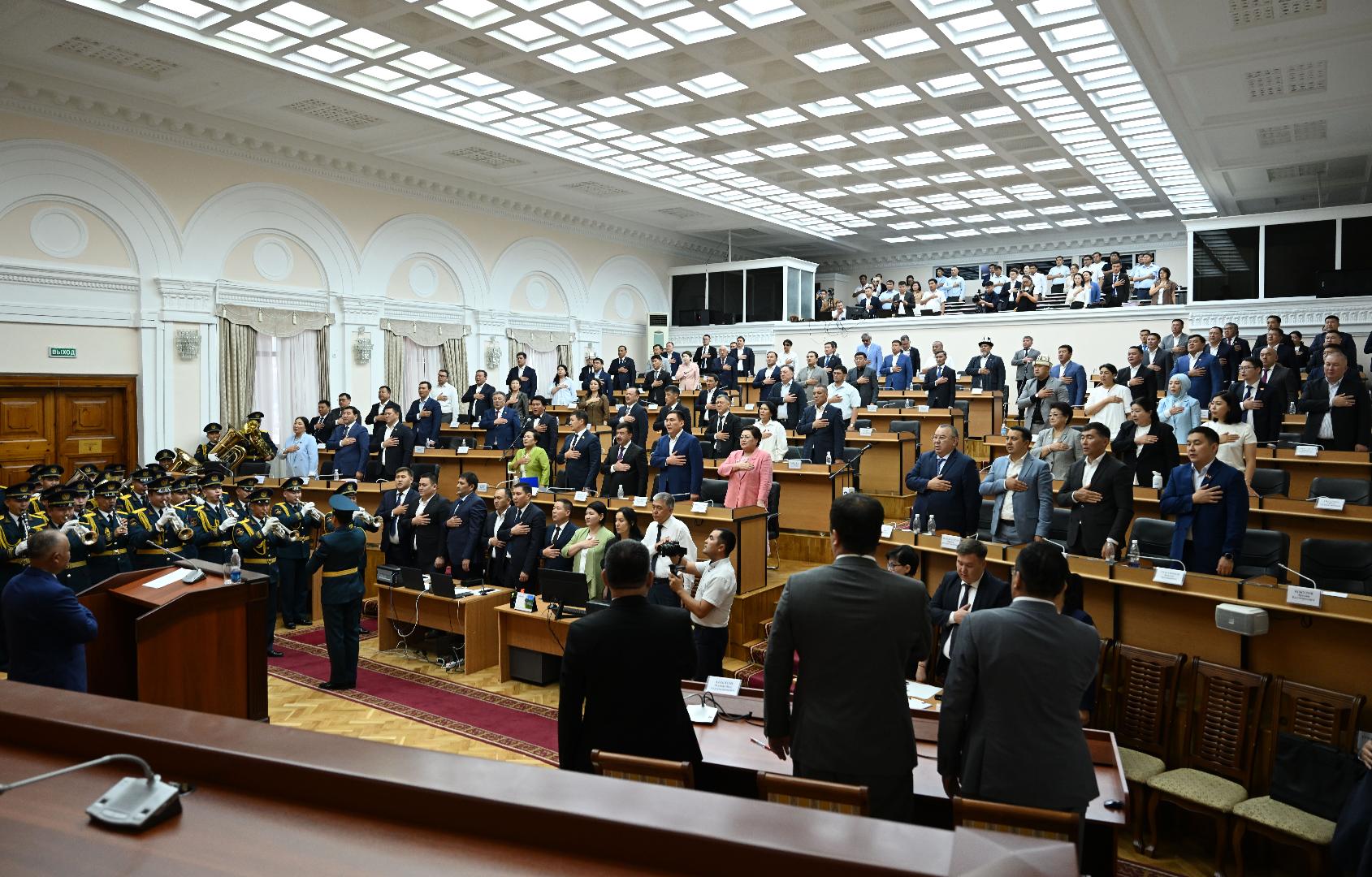 Жогорку Кеңештин депутаттары 2 айлык тыныгууга чыгышты