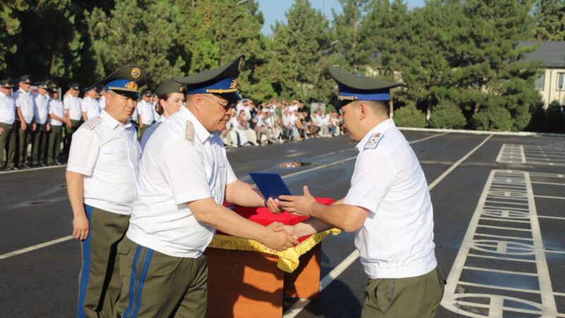 Ташиев УКМК Академиясынын бүтүрүүчүлөрүнө дипломдорду тапшырды