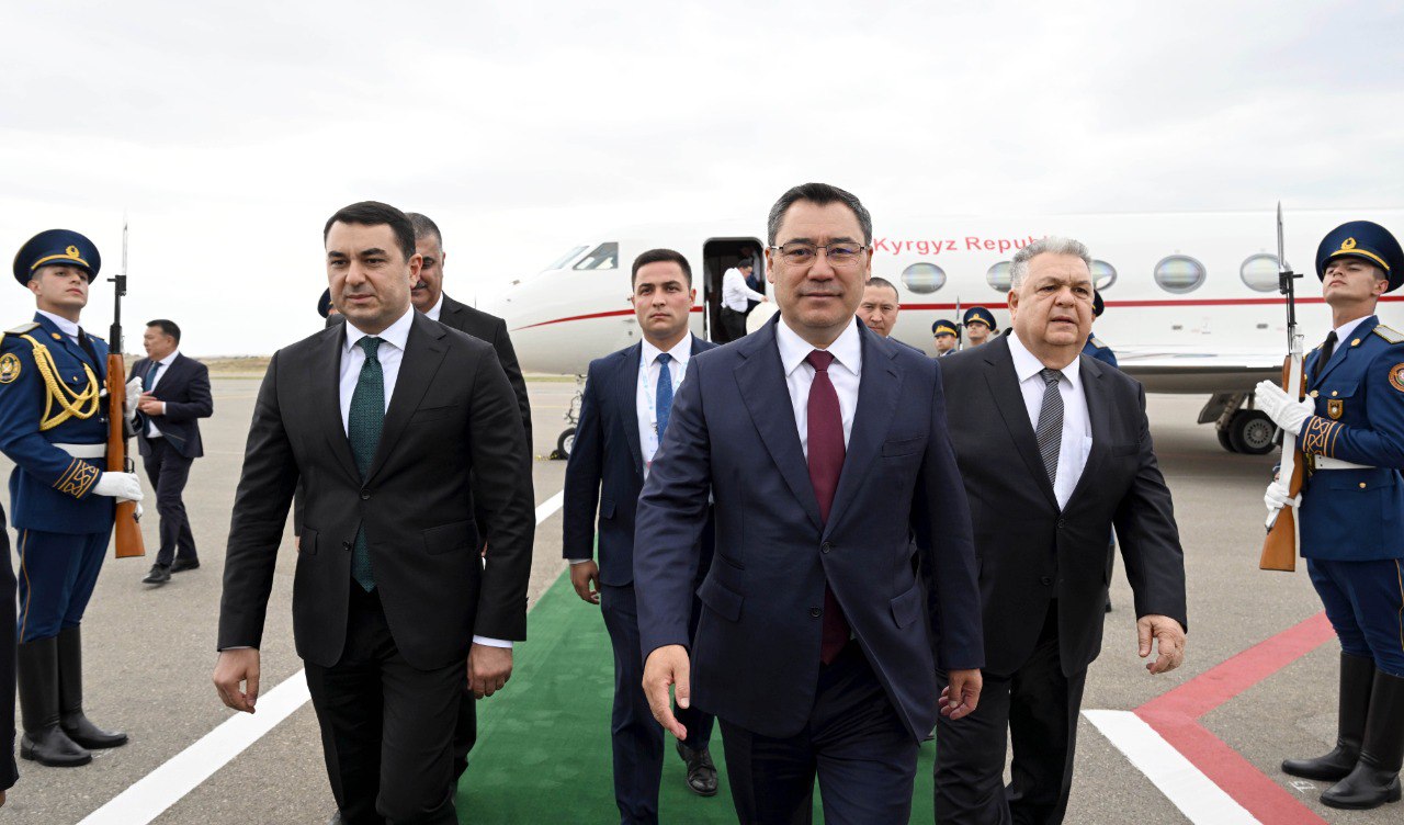 Садыр Жапаров иш сапары менен Азербайжанга барды