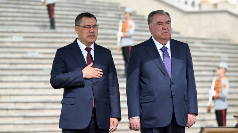 Садыр Жапаровдун Эмомали Рахмон менен расмий жолугушуу аземи болуп өттү