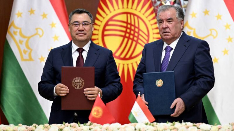Президенттин Тажикстанга мамлекеттик сапарынын жүрүшүндө бир катар документтерге кол коюлду