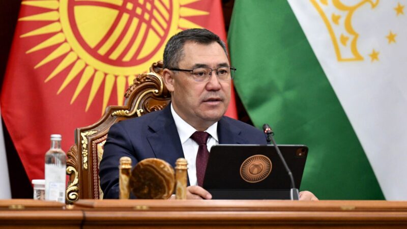 Садыр Жапаров Тажикстан президенти менен болгон сүйлөшүүлөрдүн жыйынтыгы боюнча ЖМКлар үчүн билдирүү жасады
