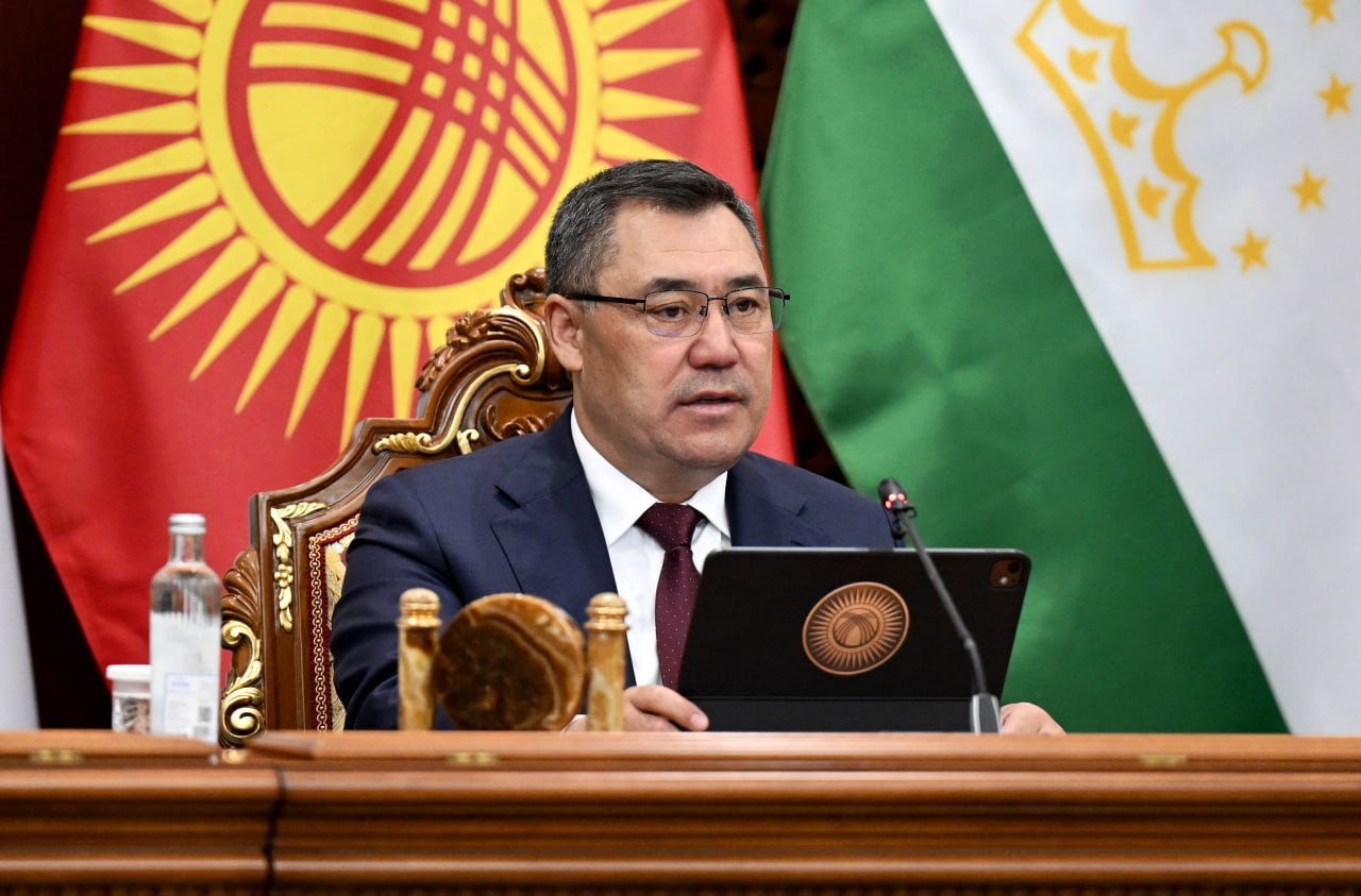 Садыр Жапаров Тажикстан президенти менен болгон сүйлөшүүлөрдүн жыйынтыгы боюнча ЖМКлар үчүн билдирүү жасады