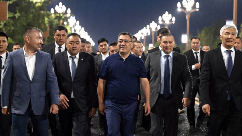 Бишкектеги жаңыланган Айтматов проспектин президент кыдырып чыкты