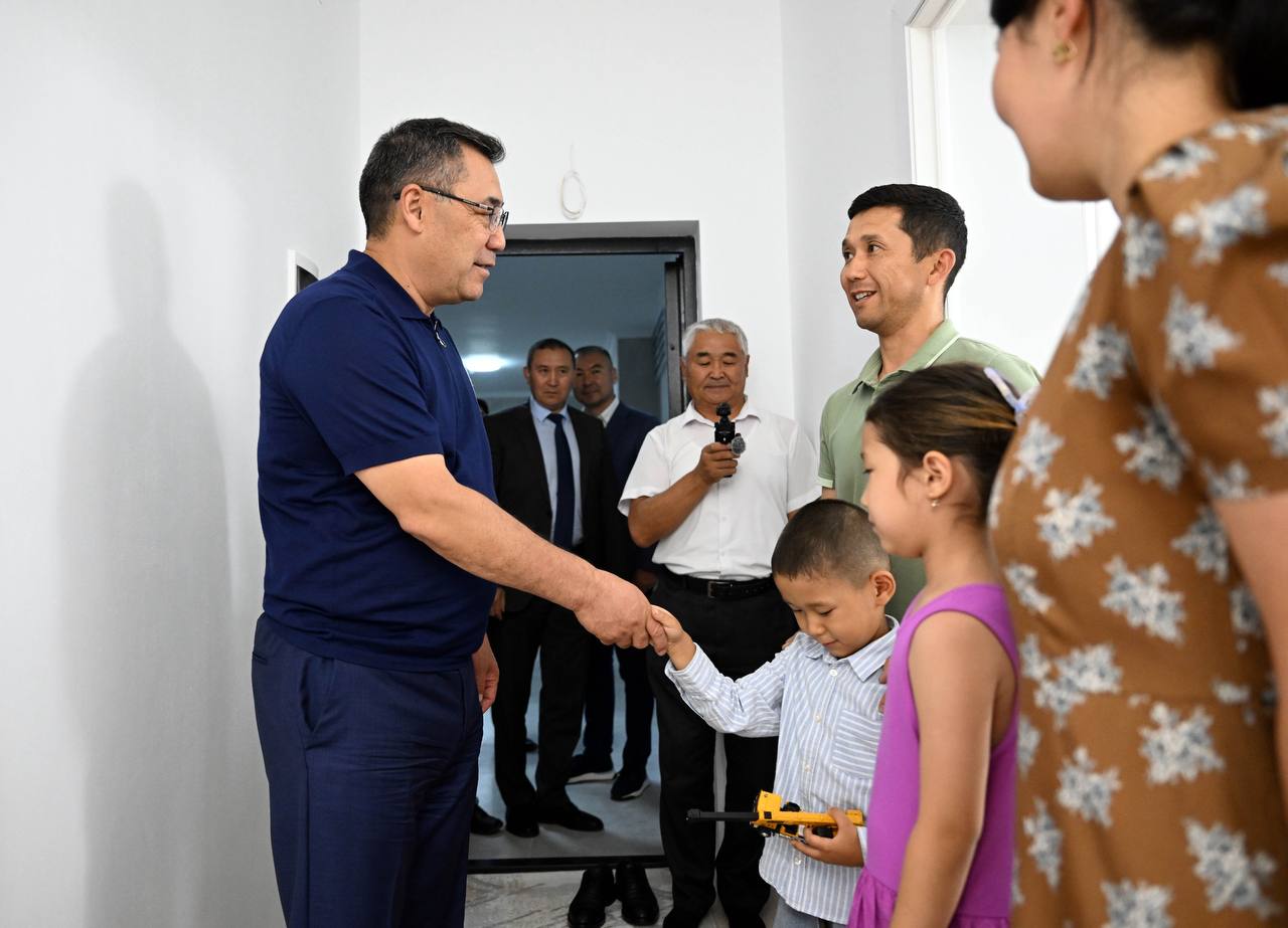 Президент Садыр Жапаров Бишкекте Мамлекеттик ипотекалык компаниянын батирлерин тапшырды