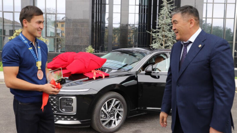 Камчыбек Ташиев дүйнө кубогунан коло медаль алган боксчуга унаа белек кылды