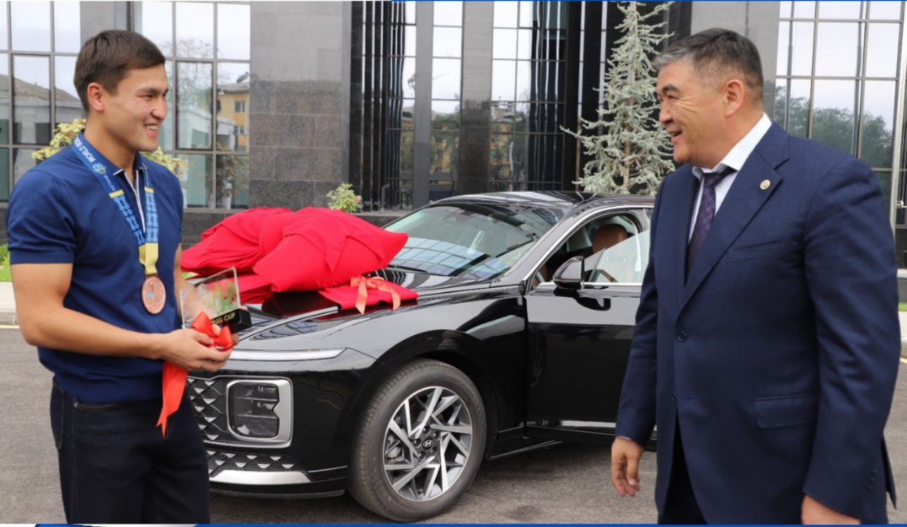 Камчыбек Ташиев дүйнө кубогунан коло медаль алган боксчуга унаа белек кылды
